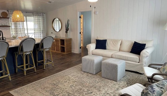 Newly Remodeled Close to Fishing and Restaurants