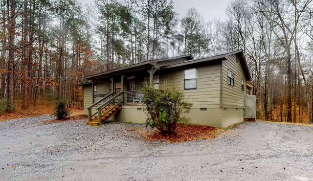 Newly renovated home near private boat ramp - covered porch & dog-friendly