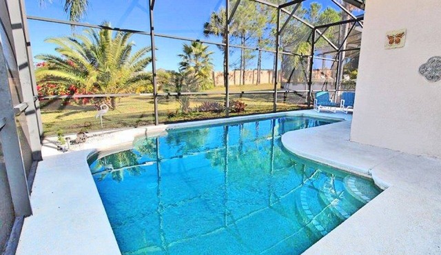 Nice 4 Bed Game Pool Home in Calabay Parc