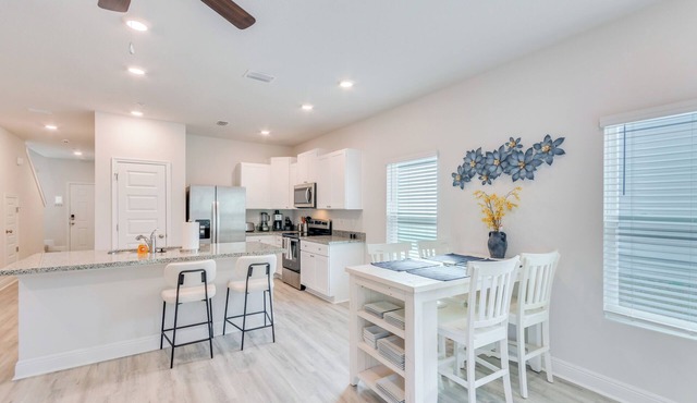 Nurse-ready Rental 2 Mi to UWF Campus & Hospital!