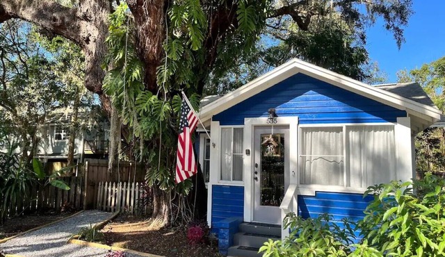 Oaktree Cottage in Mount Dora Historic District