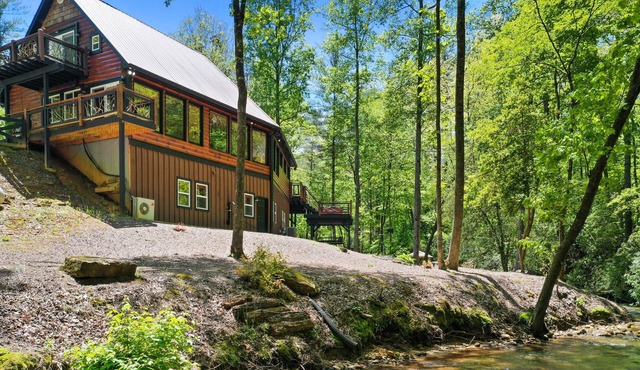 ✨ON THE CREEK!✨ Luxury Creek Front Cabin - Private - Hot Tub- Pool Table - Wi-Fi
