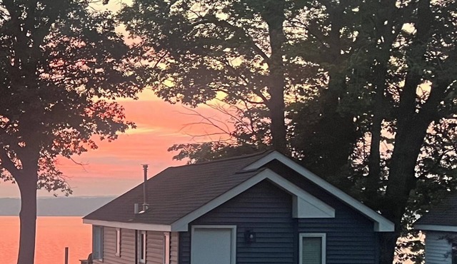 On the lake, Cozy Two bedroom cottage with frontage on Manistee Lake