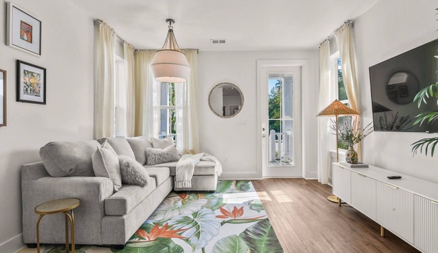 OS OASIS- Cozy 3-Bedroom Cottage with Golf Cart - Minutes from Beach & Downtown
