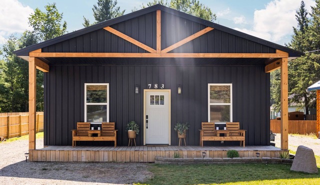 Otsego Lake Cabin, Firepit, BBQ & Fenced Backyard