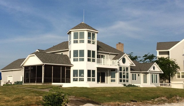 Oversized 5-bedroom/4.5-bath house with private pool and beach in Port Clinton in Port Clinton