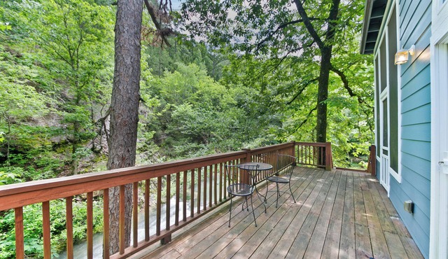 Pam's Treehouse Cabin #2-Your wonderful treehouse getaway.right on a creek! in Hot Springs