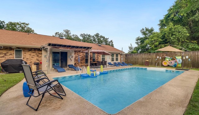 Paradise Near Beach w/Private Pool sleeps 12