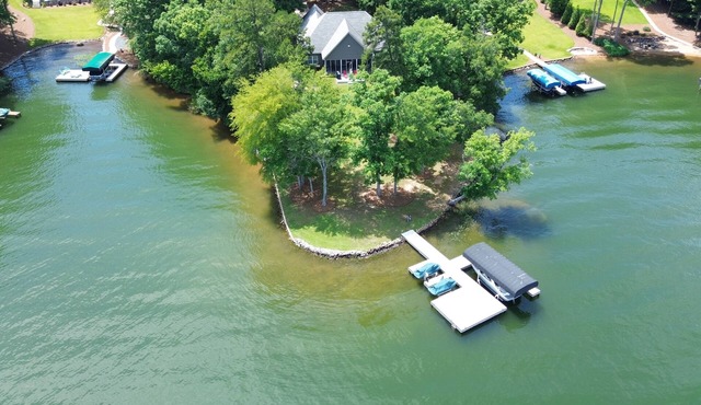 Paradise Point on Lake Oconee with amazing views of the Lake!