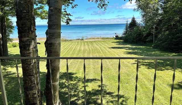 Peaceful 3BR paradise on Lake Huron, 100ft shoreline, ideal for a retreat!