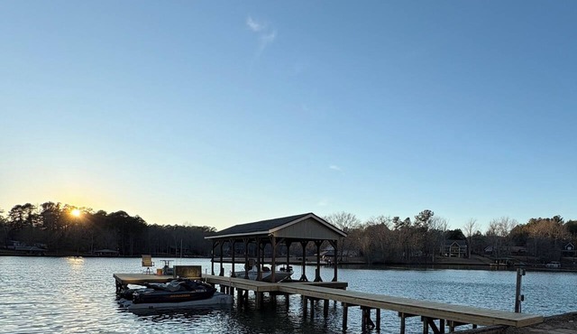 Peaceful Cottage with Fishing Dock, Kayaks. Discounted Jet Ski Rentals with Stay