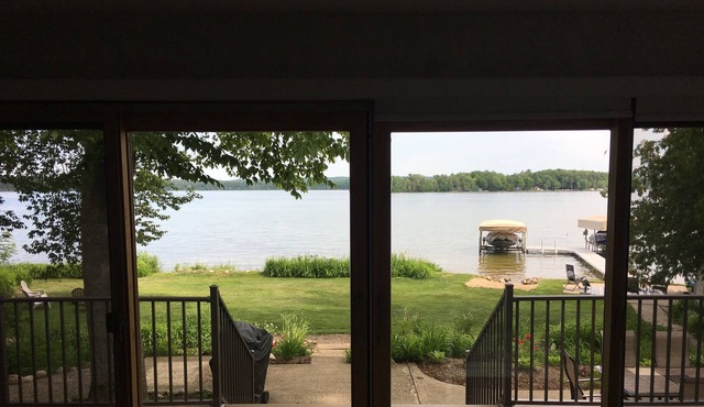 Peaceful Waterfront Cottage, great views, large lot