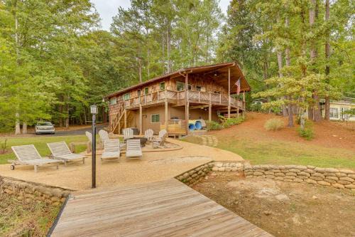 Pet-Friendly Cabin w/Dock on Lake Martin!