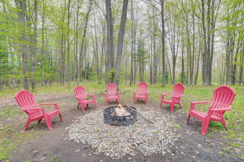 Pet-Friendly Kalkaska Home ~ 19 Mi to Torch Lake!