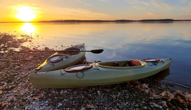 Pet-Friendly Lake View Retreat: Kayaks & Fire Pit