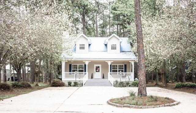 Pet Friendly Tranquil Cottage with Fire-Pit & Hot Tub Minutes to BEACHES