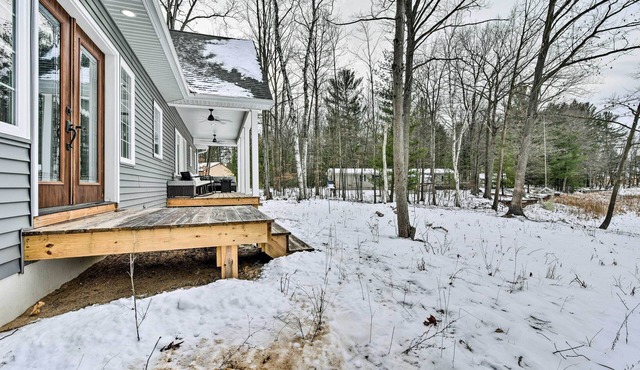 Pet-Friendly Wixom Lake Home w/Deck!