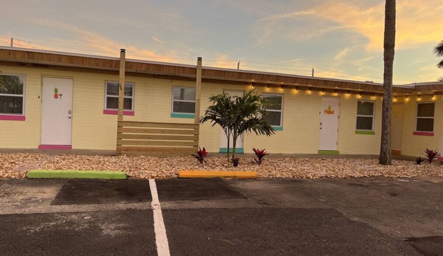 Pineapple Shores 11 Retro Inn