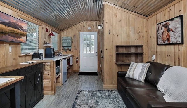 Pixie's Porch Tiny Home in Centerville