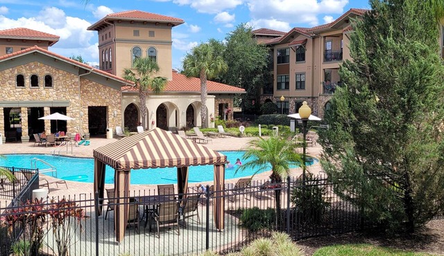 Pool View with kitchen, washer dryer and minutes to Disney