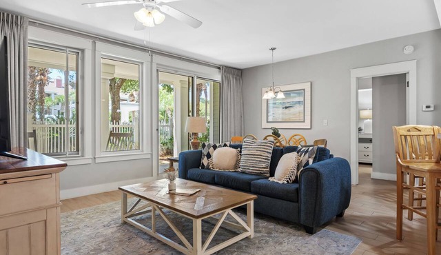Poolside 2BR Condo at Baytowne Wharf! GOLF CART to Beach, Pool, Hot Tub, Tram