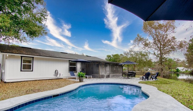 ~Posh Panda Landing Sleeps 8 Heated Pool & Pond~