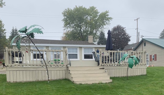 Private and relaxing Four Seasons Cottage on all sports lake with sunrise views!