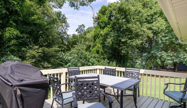 Private Backyard Free Parking Grill Deck
