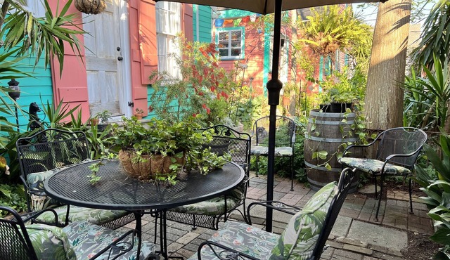 Private Bywater Cottage - Courtyard, WiFi, Laundry, Near restaurants/bars