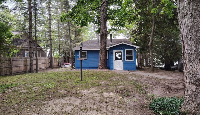 Private, cozy 2-bedroom cottage in charming Cheboygan perfect for relaxing