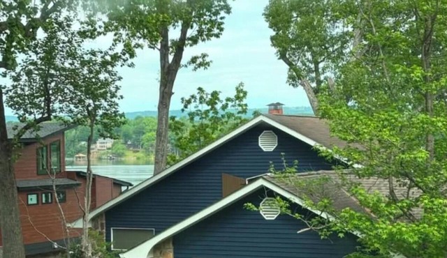 Private Dock and prime location family friendly Tennessee River get away in Harrison