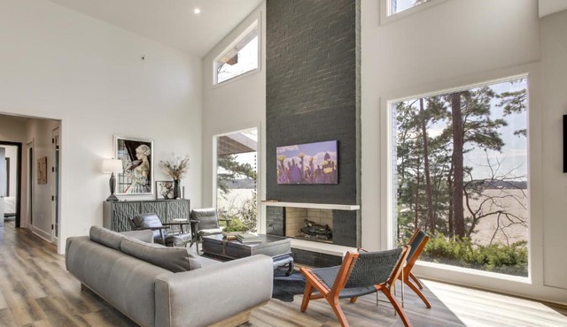 Private Dock & River Views: Modern Gem in Waterloo