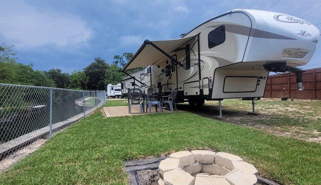 Private Family Creekside RV Site+15 Min drive to Beach. Fenced Parking Lot