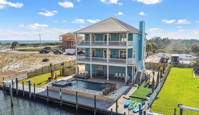 PRIVATE HEATED POOL & SPA, PRIVATE BEACH, VOLLEYBALL & PICKLEBALL. BOAT DOCK