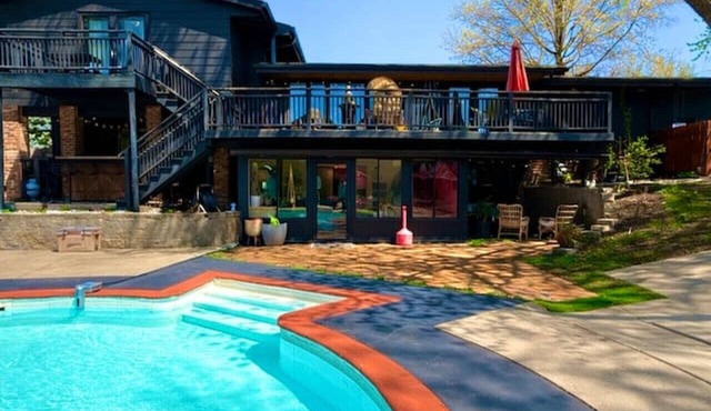Private Pool/Sleeps 12 +/Pet Friendly + Huge Yard in Urbandale