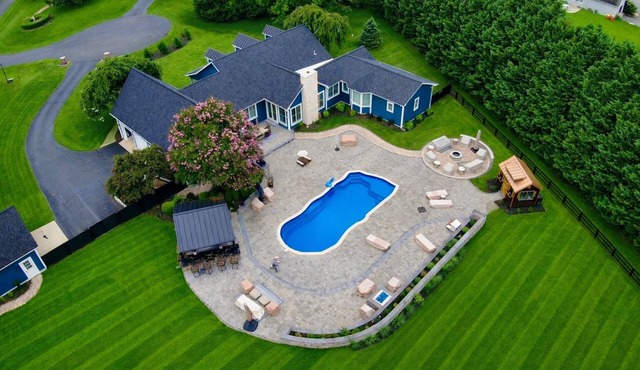 Private Pool Spacious and Clean Beach House and Estate in Milton