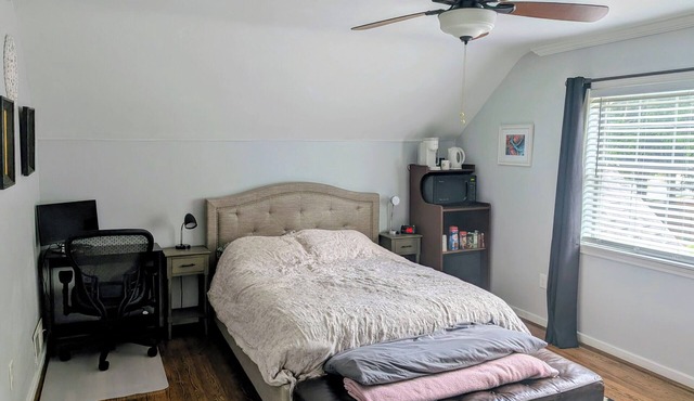 Private Upstairs Bed and Bath Suite, Walking Distance to Downtown Decatur