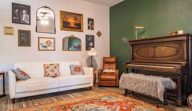 Private Vintage-Chic 1BR w/Jacuzzi Tub Enterprise