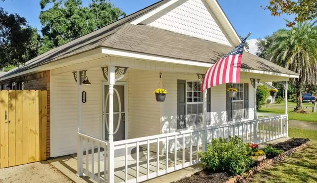 Quaint Cottage Perfect for Families Near Biloxi