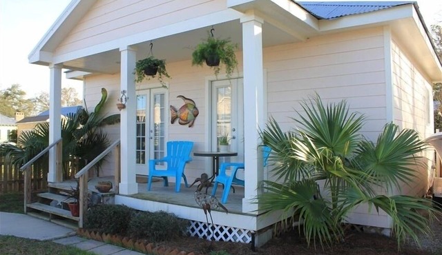 Quaint Cottage, Walk to Beach and Old Town Bay St. Louis