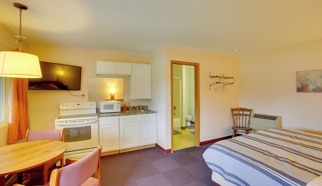 Quaint Lake City Studio: Walk to Engelwood Beach!