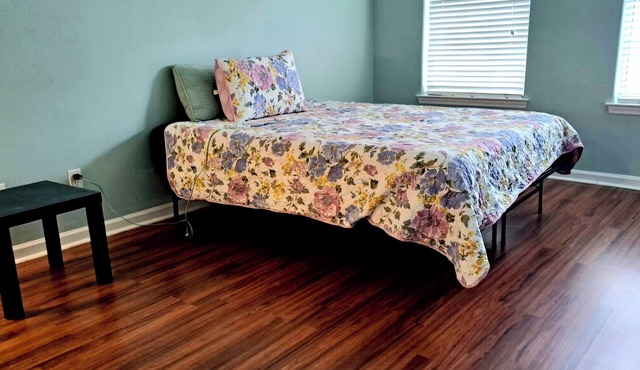 Queen bed w/ Full bath!