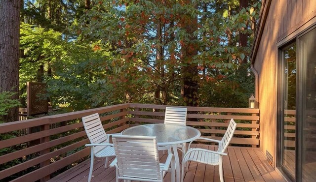 Quiet and Convenient Hillside Retreat: All King Beds! in Gladstone