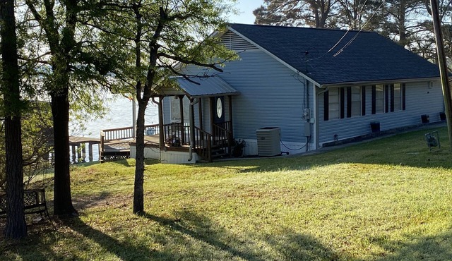 Quiet Lakefront! Kayak, sup, Lilypad, game room! Pet friendly!