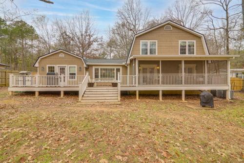 Quiet & Stylish Waterfront Gem w/Dock in Eatonton
