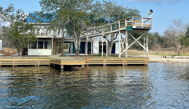 Quiet Waterfront camp15 minutes from Bay St. Louis. EXCELLENT family Reunions!