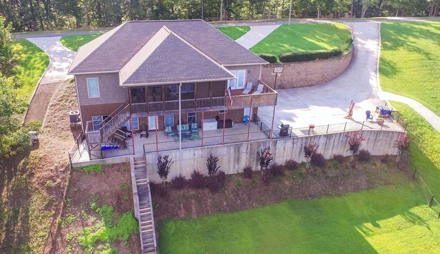 Raven's Nest: 4 BR, 3.5 BA House in Crane Hill, Sleeps 10
