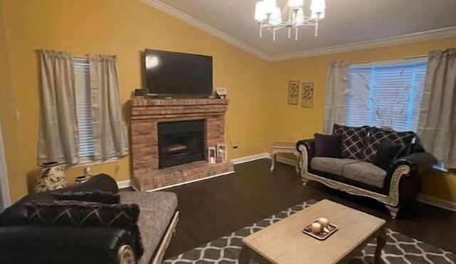 RE Stylish Condo By Mall Area