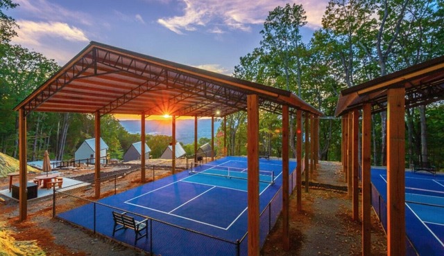 Red White and Blue Views| 4 Cabins + 2 Courts