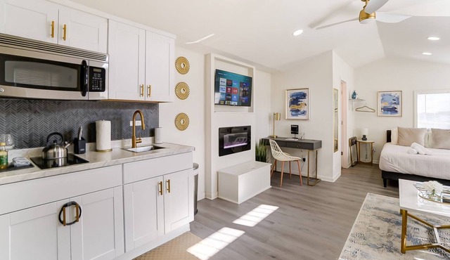 Reduced Pricing / Tiny Chic House / 5 min. from Downtown Concord / Small Dogs OK / Fire pit / Gazebo in Concord